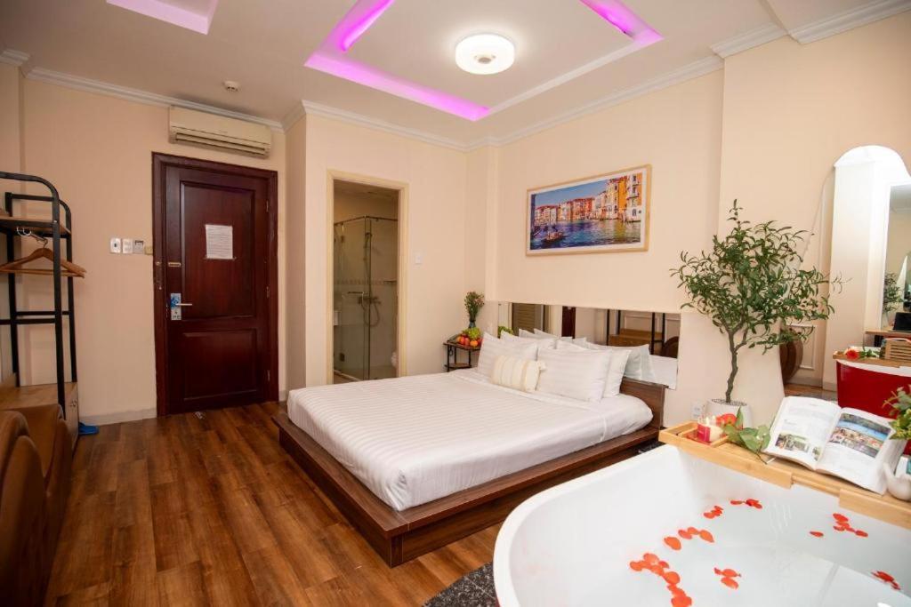 Quy Hung Hotel Central Ho Chi Minh City Exterior photo